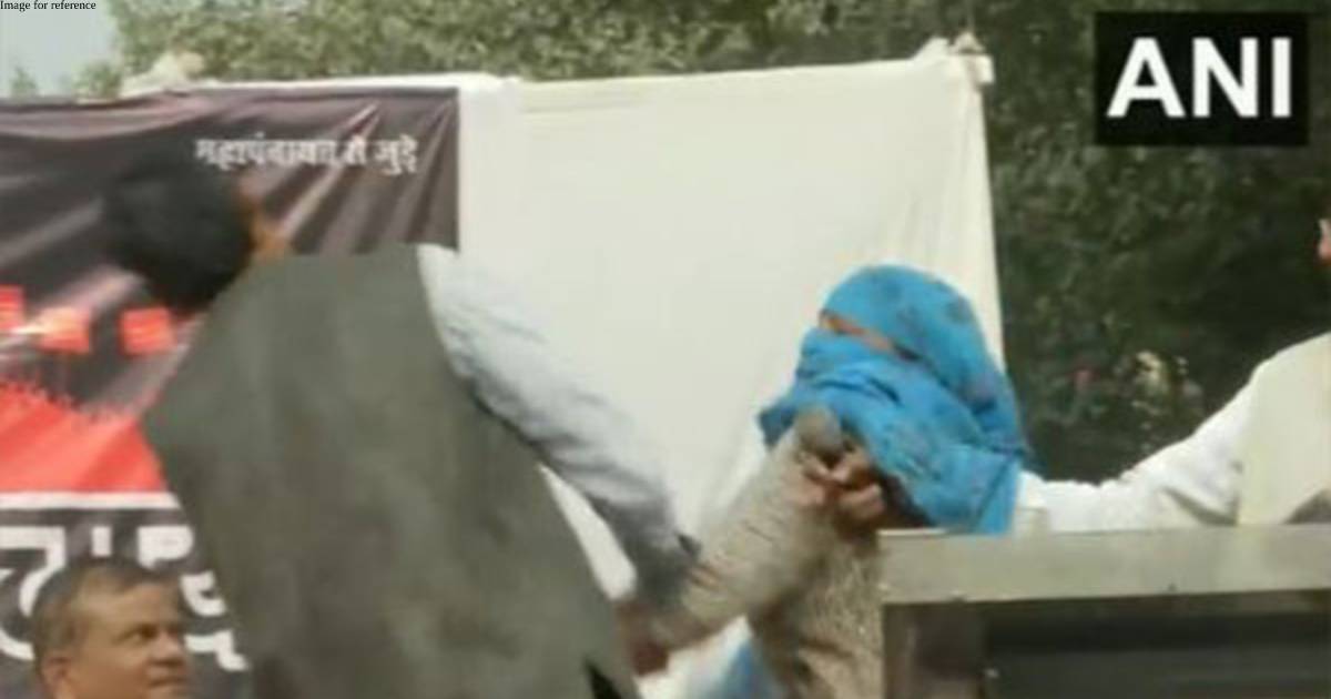 Delhi: Woman beats man with slippers on stage of Hindu Ekta Manch program